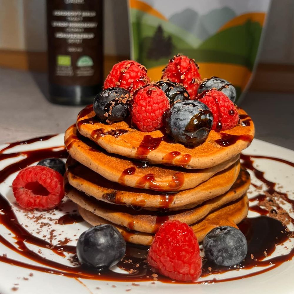 Čokoládové lievance s ovocím a sirupom