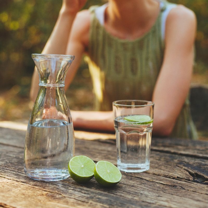 Prečo v lete nestačí piť iba čistú vodu