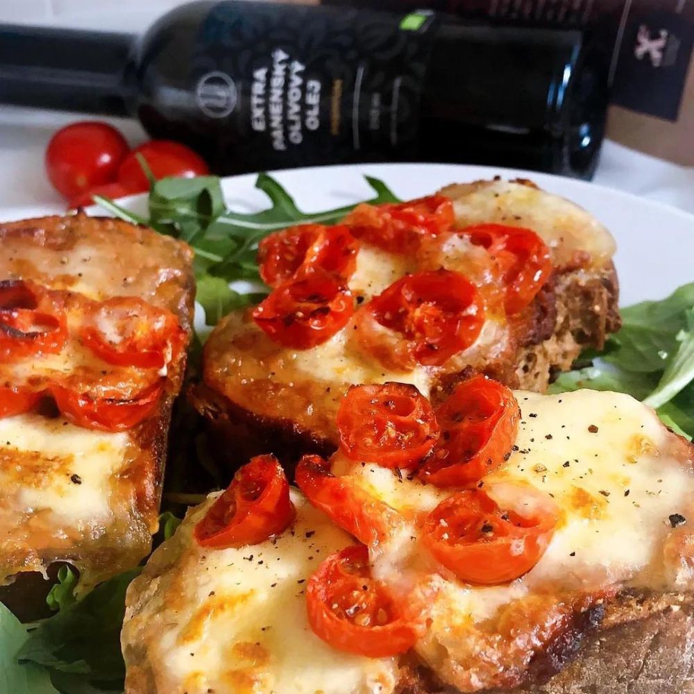 Zapečené caprese bagetky
