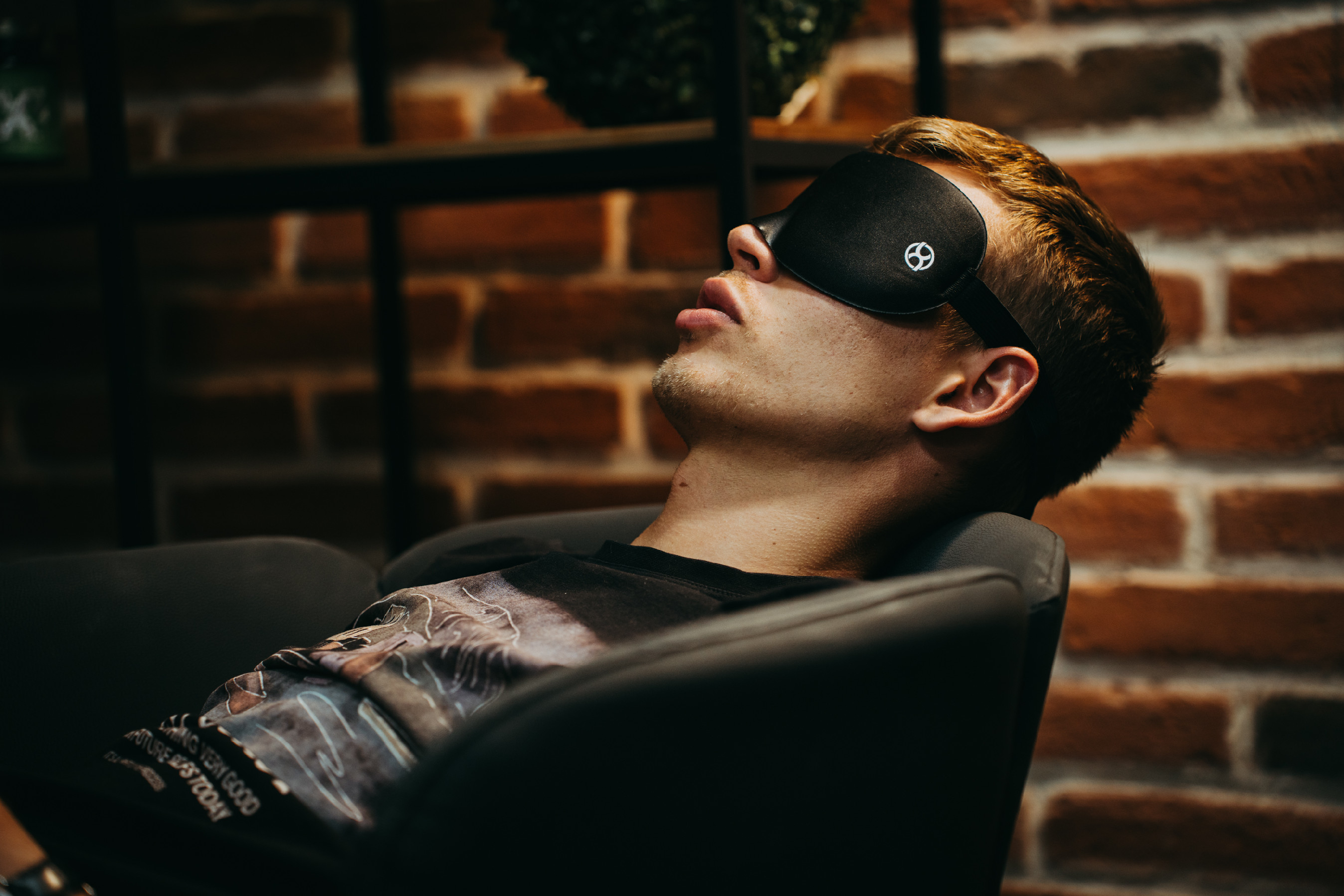 BrainMax Anatomicky tvarovaná maska na spaní (černá) Obrázek