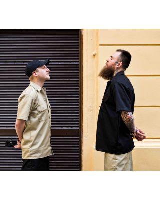 Dvě barvy, jeden Dickies základ. Khaki košile, černý kraťasy — nebo přesně naopak. Ikonický Dickies kousky můžeš...