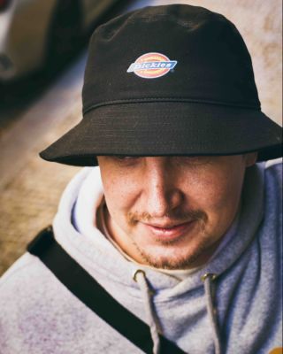 ☀️ Letní klasika, která funguje každý rok. Dickies klobouček najdeš u nás v obchodě i online. 📸 @lucije