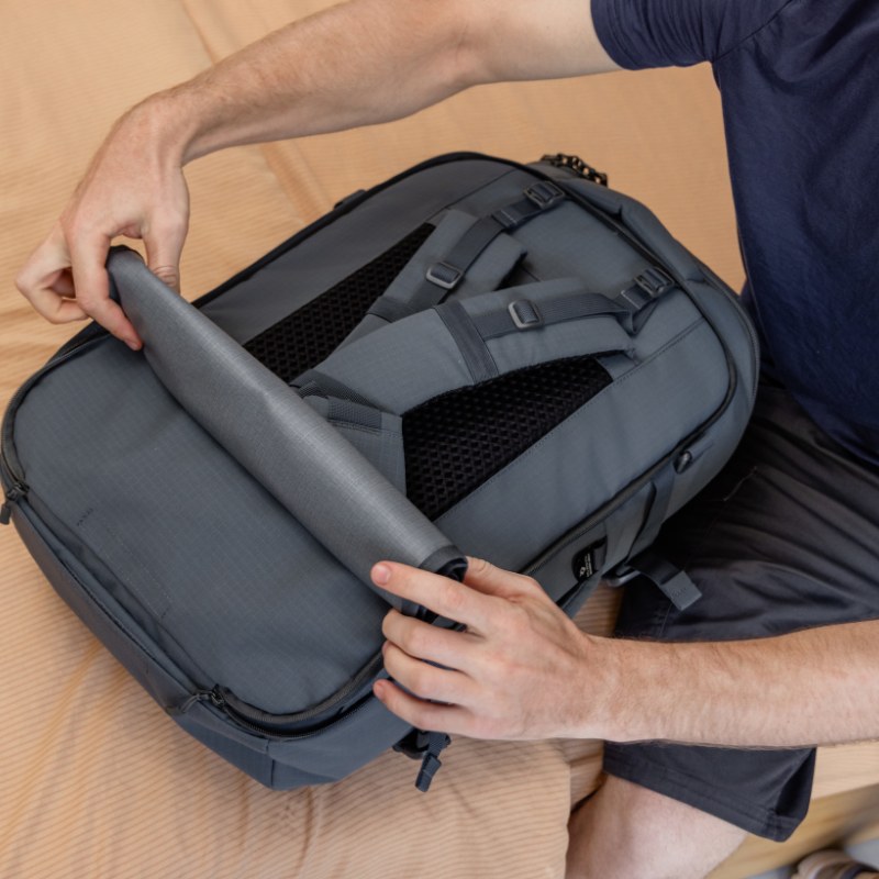 Stowaway systém – schování popruhů CabinZero ADV 42L