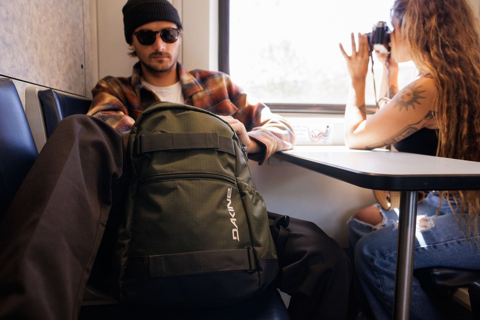 Dakine Atlas 2.0 21L – Batoh při cestě městem