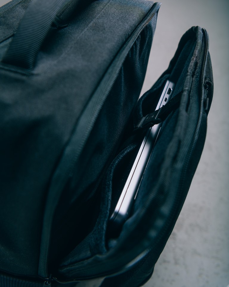 Herschel Kaslo Backpack Tech – Zipový vstup v zadní části