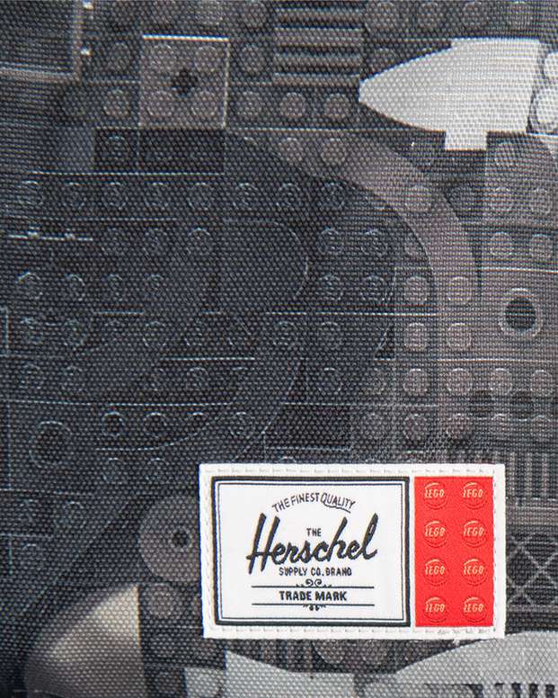 Herschel LEGO Classic XL 30 l – Potisk a společný štítek