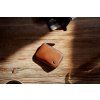 Bellroy Card Pocket - Caramel  + Testovací sada toaletních vod ZDARMA