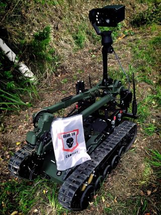 “Horké zboží” právě dorazilo 💪🏻 Co myslíš Ty, zvládl robot triko rozbalit⁉️🫵🏻😉 Designed: @baba_yaga_tactical...