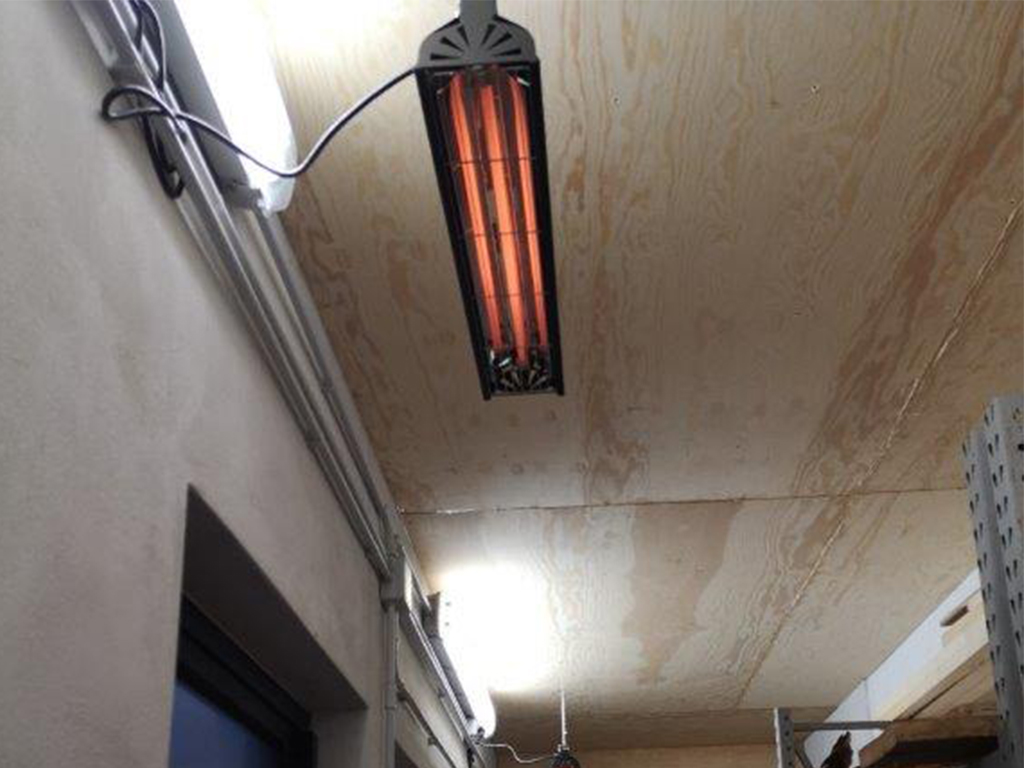 Infrazářič závěsný SYNER LCA 1000 W pro farmy, restaurace, domácnosti