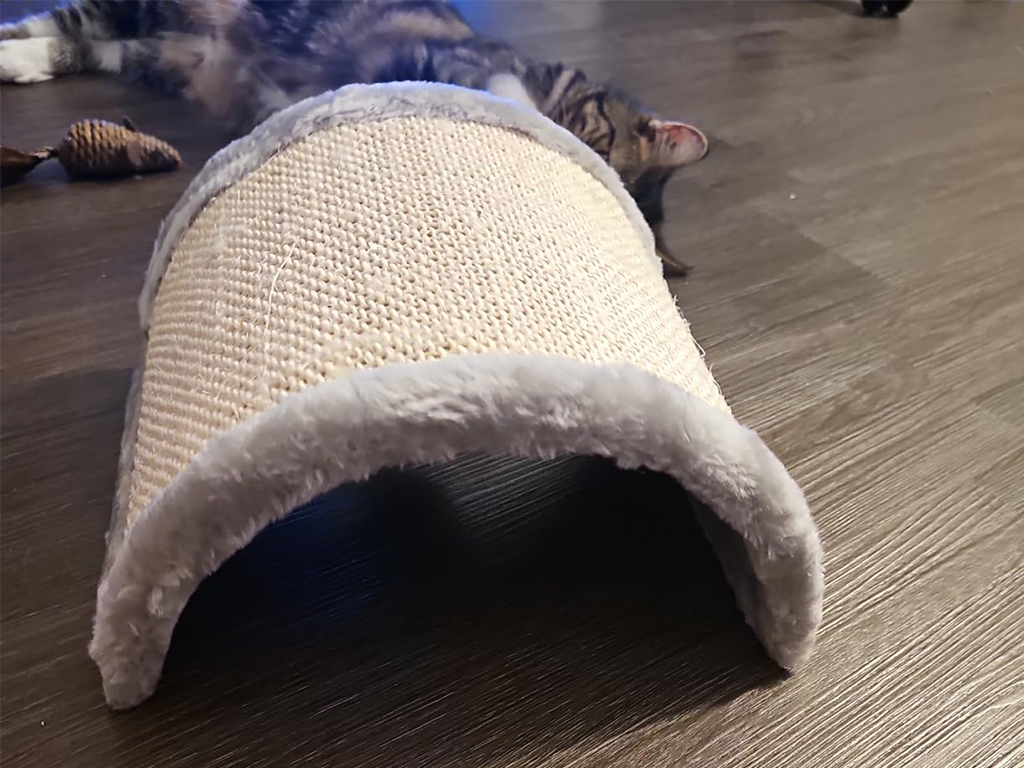 Škrabadlo pro kočky KERBL HALF MOON 26x22x11cm