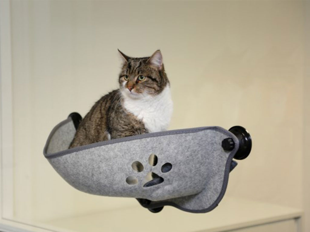 Závěsný pelíšek pro kočky s přísavkami na okno KERBL FILZINO 70x26x26 cm