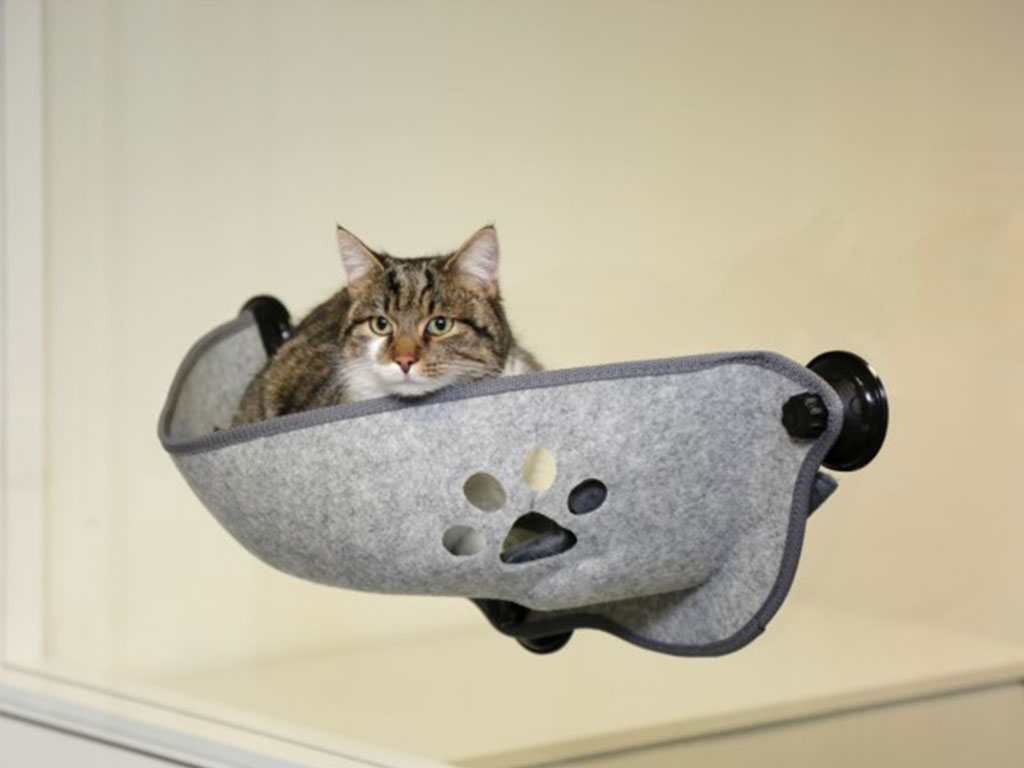 Závěsný pelíšek pro kočky s přísavkami na okno KERBL FILZINO 70x26x26 cm