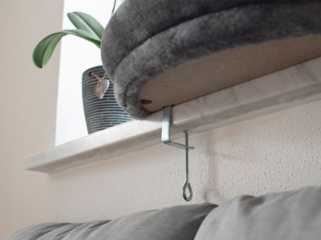 Pelíšek pro kočky na parapet KERBL 55x35x10 cm, šedý