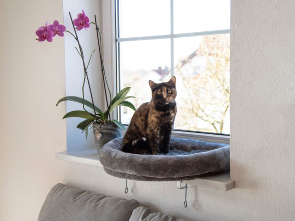 Pelíšek pro kočky na parapet KERBL 55x35x10 cm, šedý