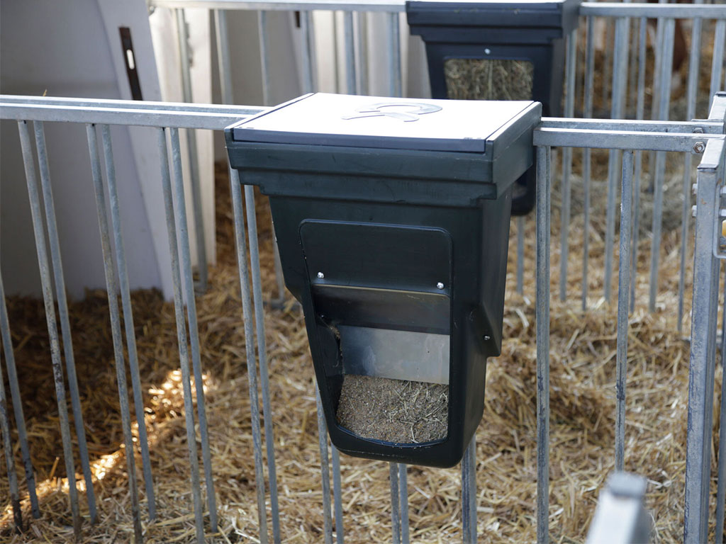 Automatické krmítko na koncentrovaná krmiva pro telata KERBL 144353 FEED BOX 13 l