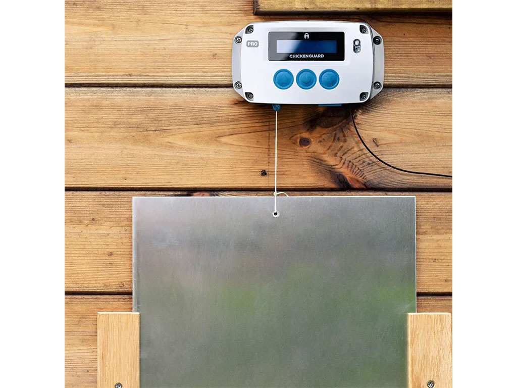 Automatické otevírání a zavírání kurníku CHICKEN GUARD PRO SOLAR