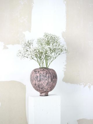 Zakázka pro Lucii. Růžová a stvořená pro pivoňky. ❤️‍🔥 Tak začal náš rozhovor s @kralik_rosicka o její vysněné váze. Bez...