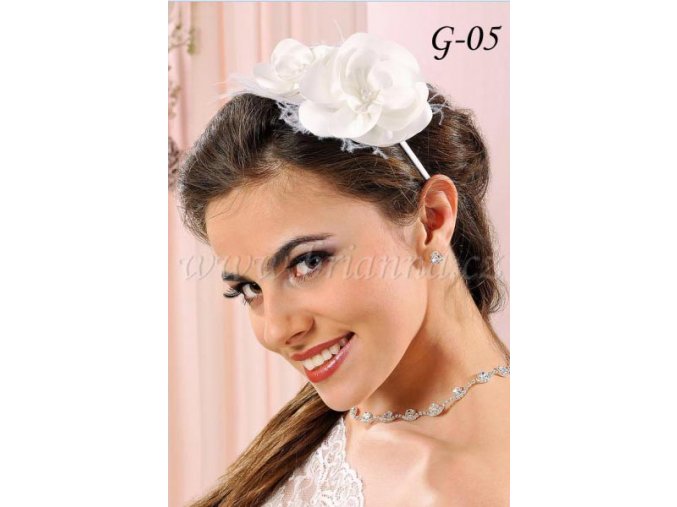 Svatební čelenka se saténovou květinou G-05, bílá  doprodej