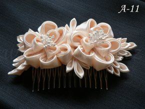 Svatební kanzashi růže na hřebínku A-11