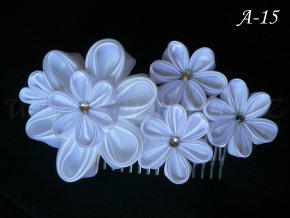 Svatební kanzashi květina na hřebínku A-15