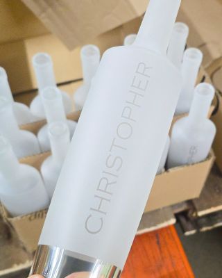 Většinou pískujeme na láhev nápis nebo ornament ✨ Tentokrát jsme to ale udělali opačně – opískovali jsme téměř celou...