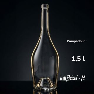 Tato láhev rozhodně nepatří mezi obyčejné kousky. 🍾 Na první pohled zaujme svou velikostí – 1,5 litru prostoru pro váš...