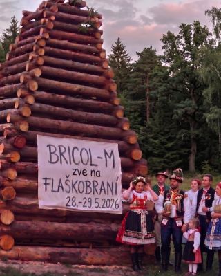 🔥 Když reklama hoří… doslova! 🔥 Celá vesnice se dívala, jak hoří naše reklama. 😄 Sponzorovali jsme obrovskou jarní vatru u...