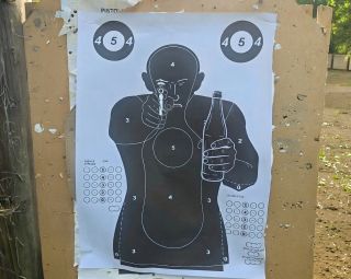 Vyzkoušeli jsme si sportovní střelbu na certifikované střelnici pod dohledem zkušených instruktorů. 🎯 Ve filmech to vypadá...