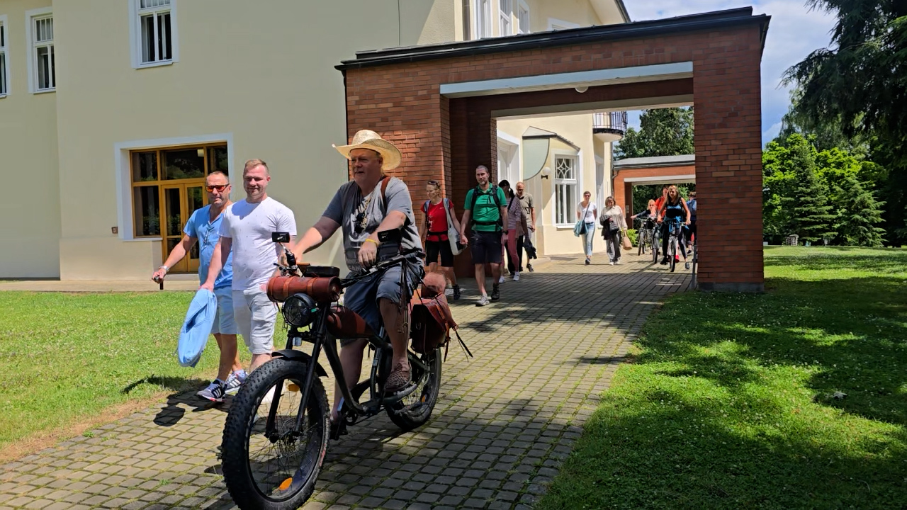 Na bicykloch z Baťovej vily po Baťovom kanáli