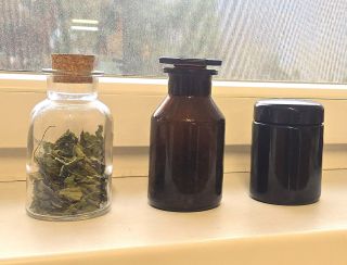 🔬 Testujeme nový typ skla Rovnaké bylinky sme uložili do troch druhov pohárov – priehľadného, hnedého a tmavého fialového...