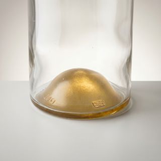 Zlato priťahuje pohľady už od nepamäti. ✨ A čo keď sa jeho nádych objaví priamo na dne elegantnej fľaše? Výsledkom je...