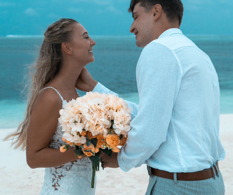 Šaty na plážovou svatbu / venkovní svatbu: jak vybrat materiál a délku, aby to bylo krásné i pohodlné