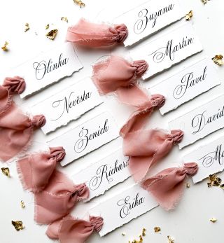 Dokonalé jmenovky pro váš svatební stůl! 🕊️ Tyto Vintage jmenovky vytvoří elegantní a nezapomenutelnou atmosféru. 🥰Navíc...