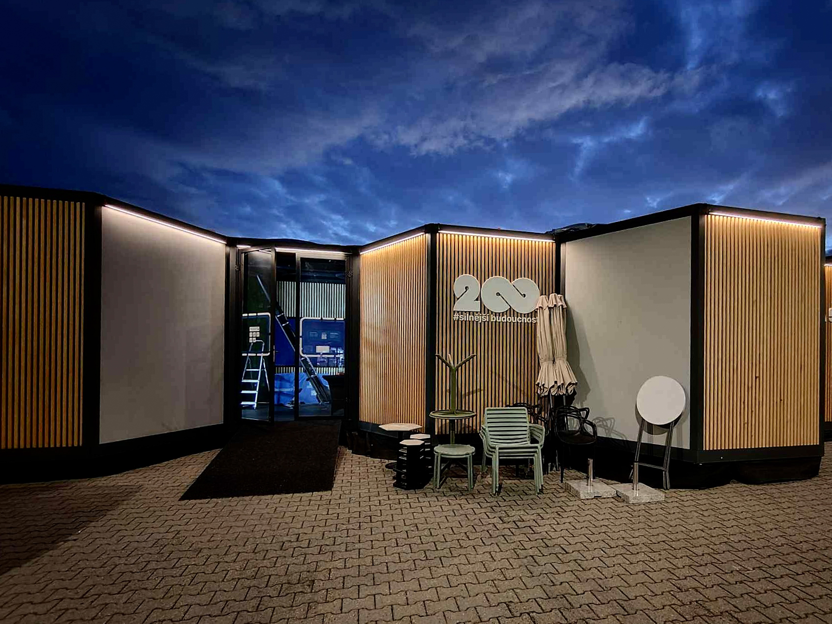 Pavilon České spořitelny, fasádní osvětlení na MSV Brno 2025