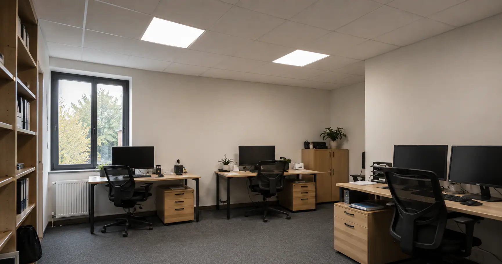 Kancelář osvětlená pěti LED panely 60×60 s rovnoměrným pracovním světlem