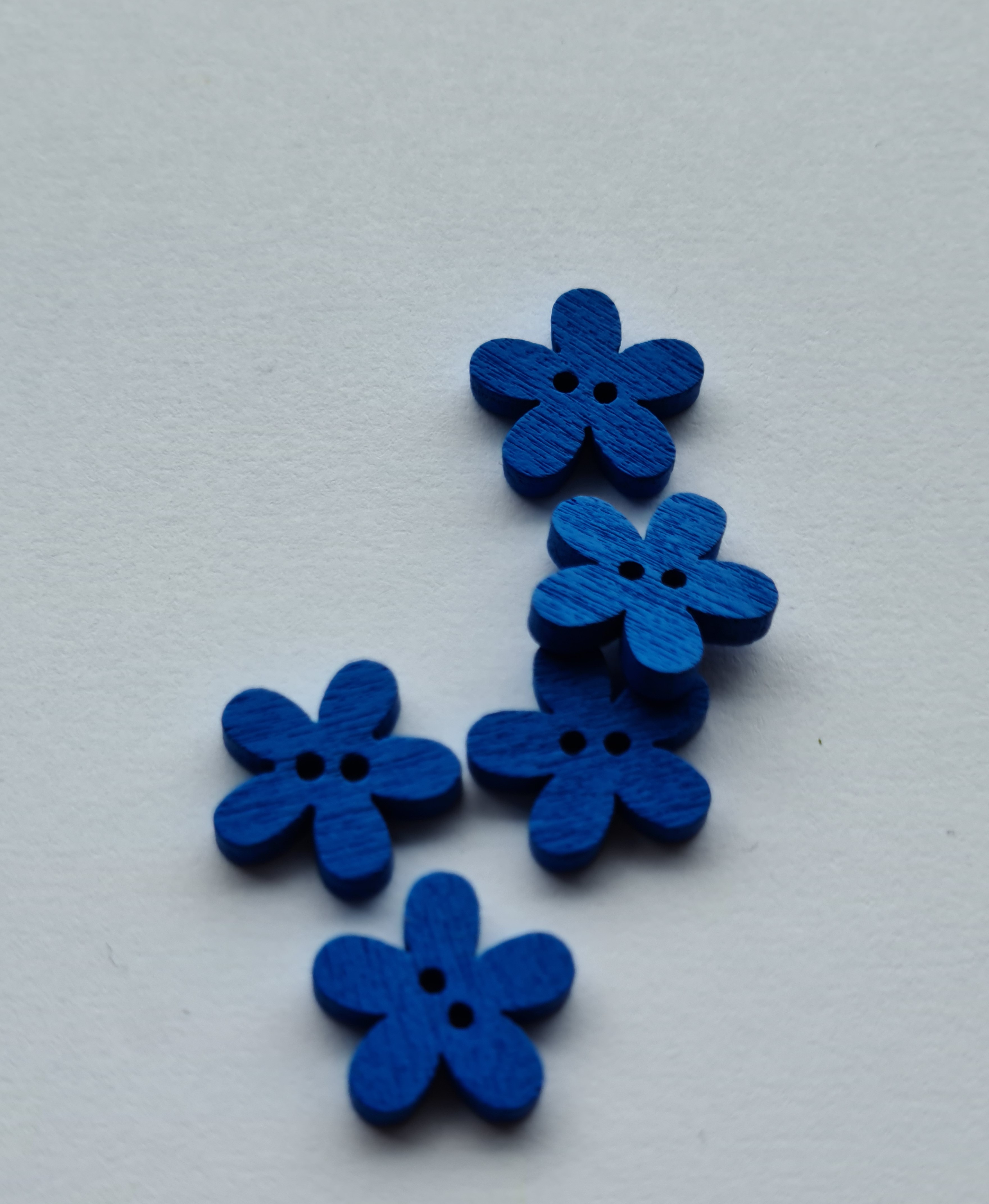 Dřevěný dekorační knoflík kvítek modrý 15 mm