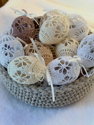 🐣🌿🤍 Háčkovaná vajíčka🤍🌿🐣 #rucnehackovane #kraslice #jarniinspirace #velikonocnivyzdoba #barevnekraslice...