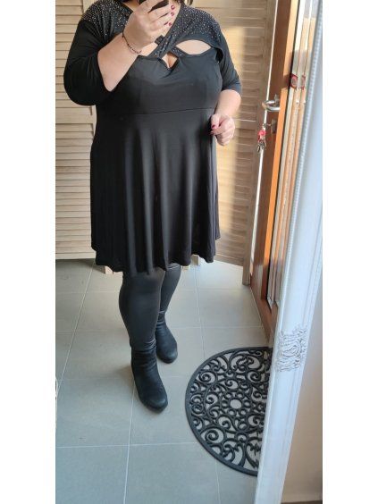 Šaty s dekoltem plus size