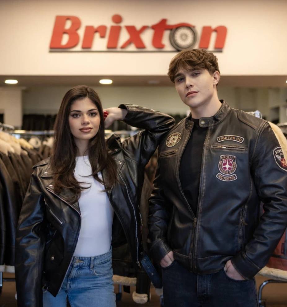 Zákazník zkouší koženou bundu na prodejně Brixton