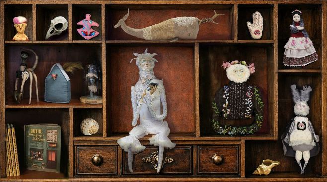 Co by tomu řekl Baťa? Kabinet kuriozit místo bot. A proč ne? Šití jako šití. 🥰 Webovky jsem oblékla do nového kabátku, ale...