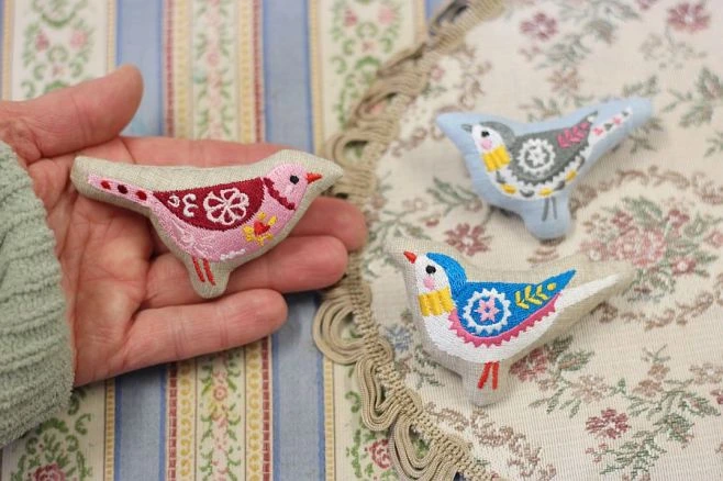 Volám sluníčko, které nám chladný vítr zahání za mraky. Třeba mi tito pestří ptáčci budou svým zpěvem ku pomoci. 🐦 Tato...