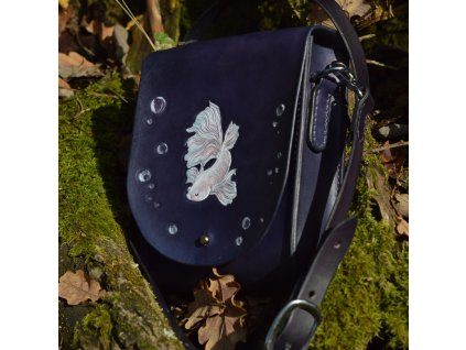 Fialová brašna s perleťovou rybkou