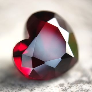 Český granát - kámen, co má srdce ❤️. Co by vám udělalo větší radost: květina, čokoláda nebo granátové srdce?“ 😀... Ručně...