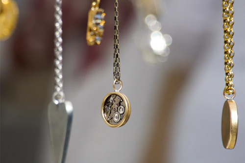 Řešení záhady hlavolamu aneb jak rozmotat řetízek?