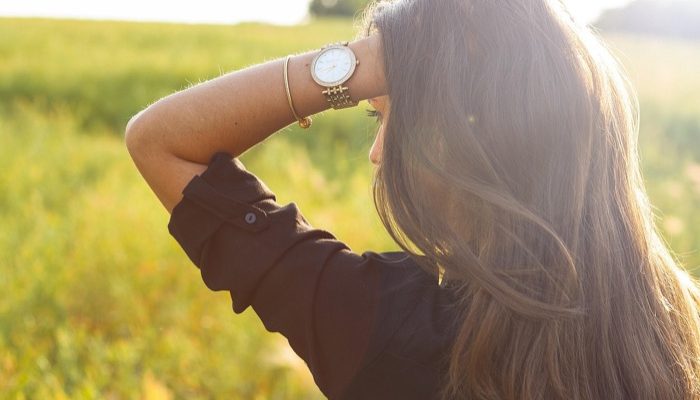 Žena s módními šperky — styling a osobní styl