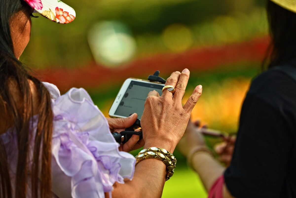 Ženská ruka s několika vrstvami náramků různých kovů