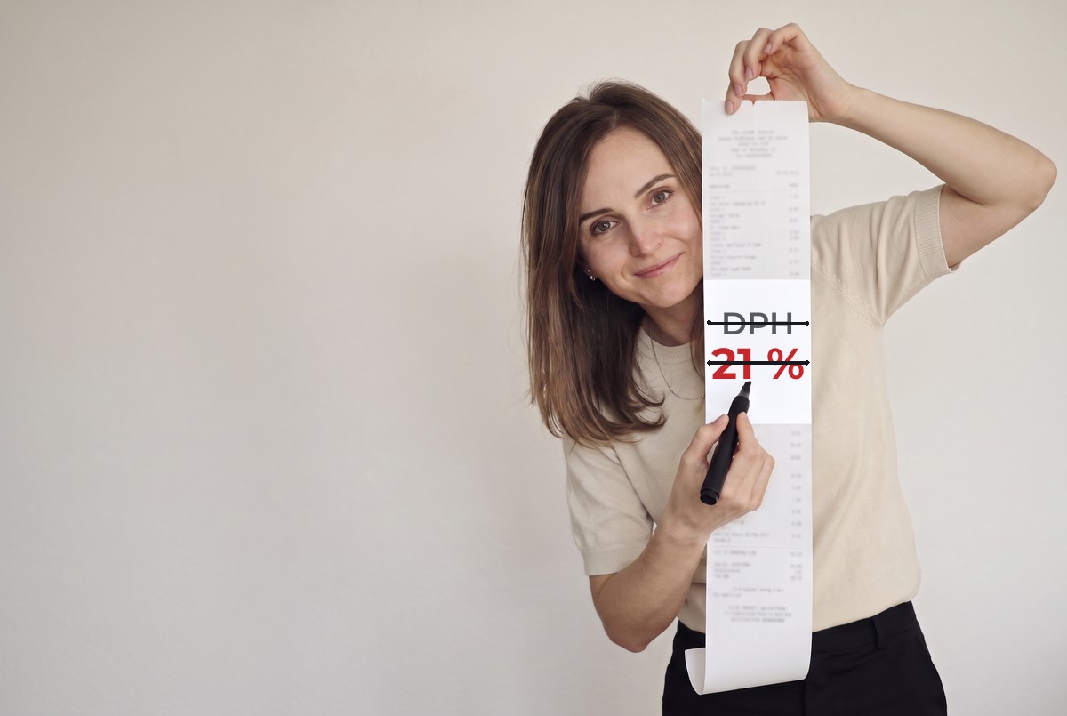 Kamča drží dlouhou účtenku a fixou na ní škrtá řádek DPH 21 %