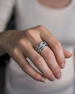 Moderní třpyt v oceli. ✨ Výrazný prsten z chirurgické oceli vás zaujme na první pohled svým originálním prořezávaným...