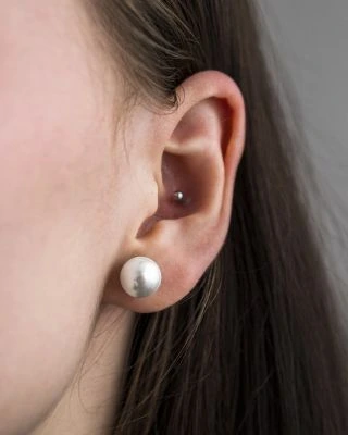 Nadčasová klasika. 🤍 Perlové náušnice jsou symbolem elegance, která nikdy nevyjde z módy. ✨ Jemný lesk krásně doplní váš...