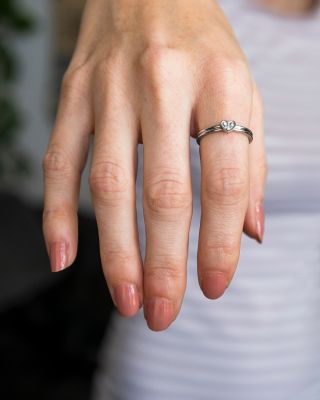 Pro chvíle plné lásky 💍 Jemný prsten se srdíčkem krásně doplní svatební outfit i romantické okamžiky. ✨ Minimalistický...